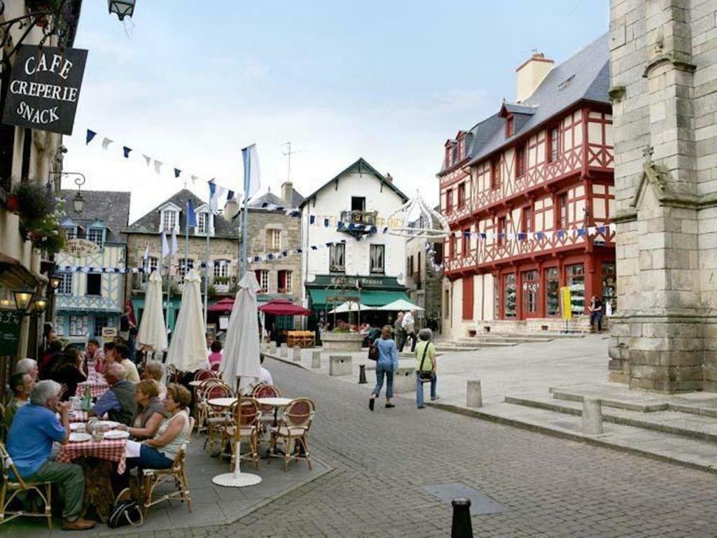 Josselin Church View . Exterior photo