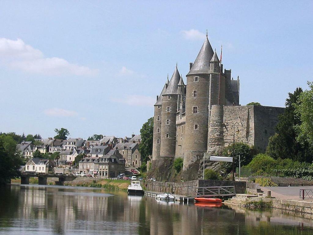 Josselin Church View . Exterior photo