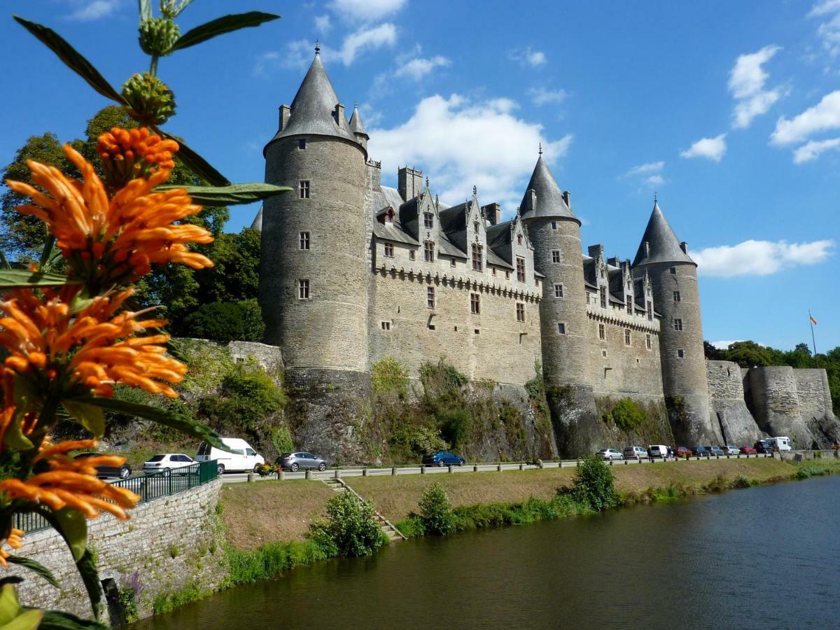 Josselin Church View . Exterior photo